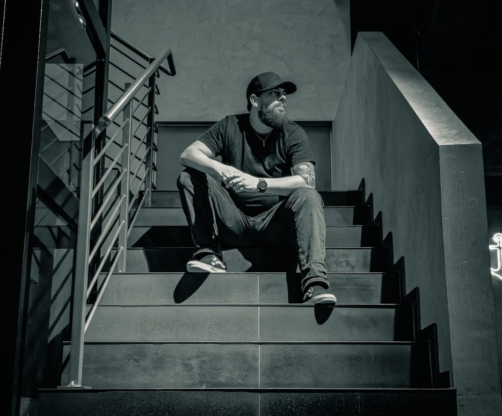 Phil auf der Treppe von Nordathleten in einem Schwarzweiß foto