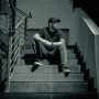 Phil auf der Treppe von Nordathleten in einem Schwarzweiß foto