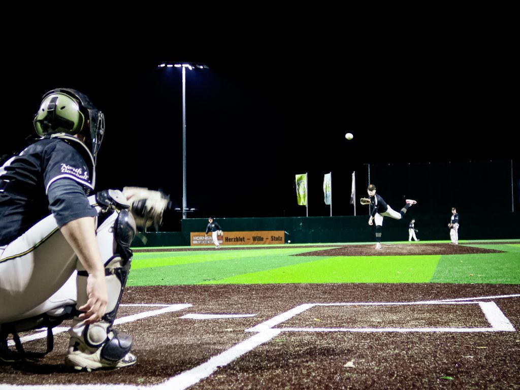 NGA Game pitcher ball in der luft und catcher wartet auf dem Ball