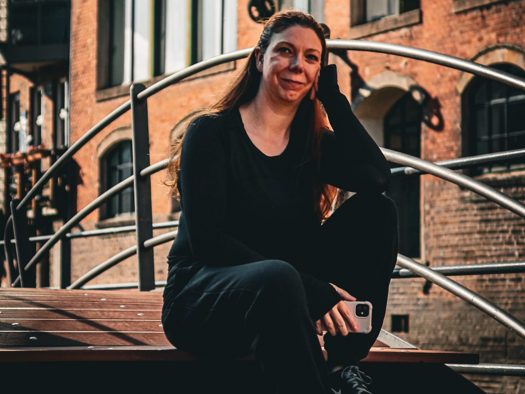 Julia Pentzin sitzt auf der Brücke für ein Portait Foto