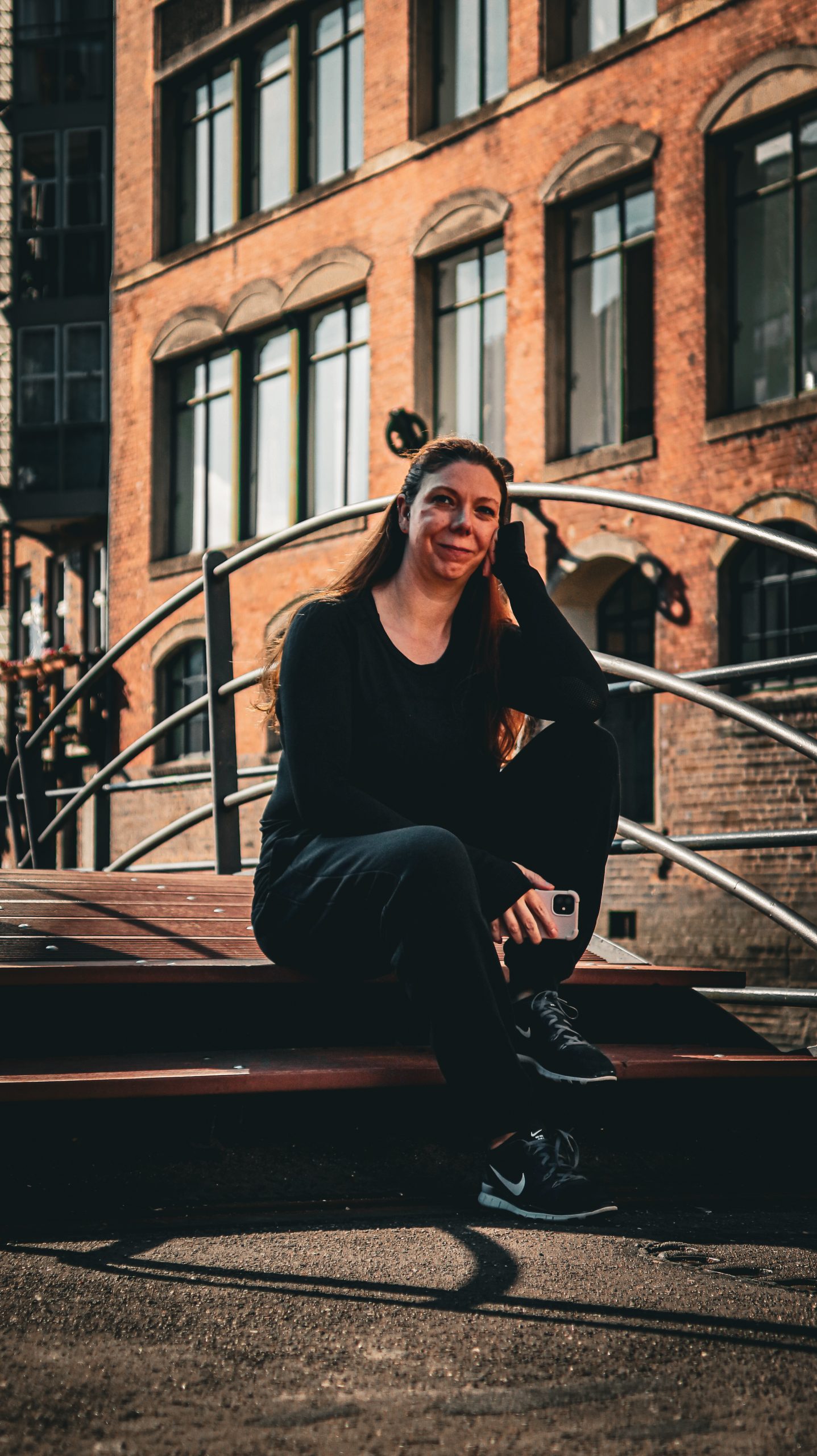 Julia Pentzin sitzt auf der Brücke für ein Portait Foto