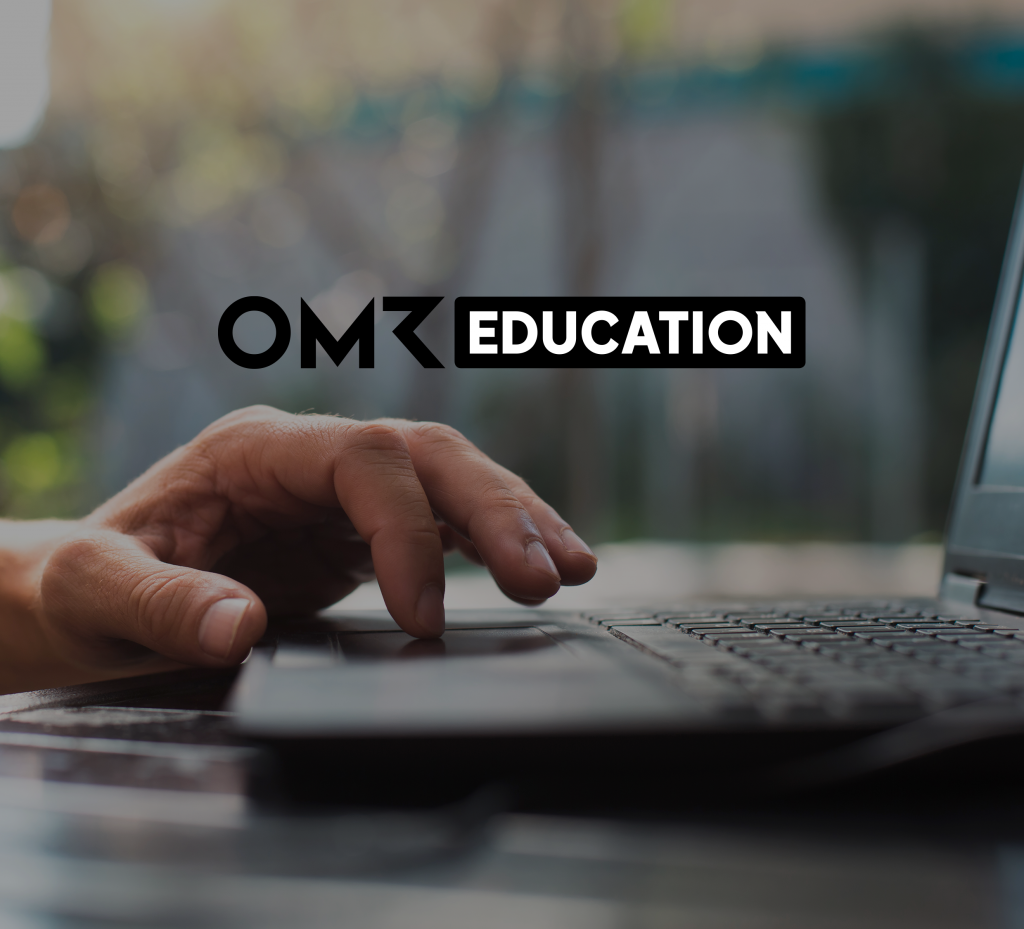 Laptop und eine person hat seinen zeigefinger auf dem Trackpad mit OMR Education