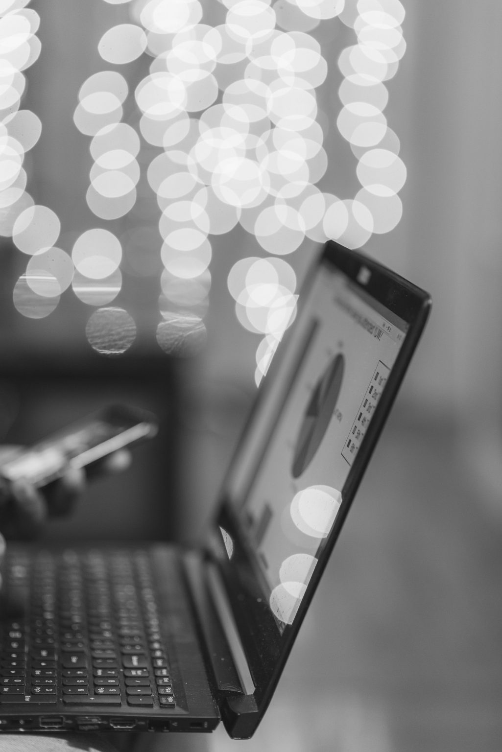 Laptop von der Seite in schwarz und weiß