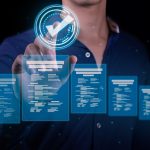 person vor virtuellen auswahl bereiche und wählt einen breich aus